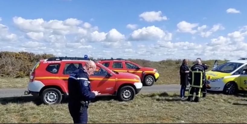 法国飞行员空中突发心脏病，女乘客被迫接管，竟成功迫降死里逃生