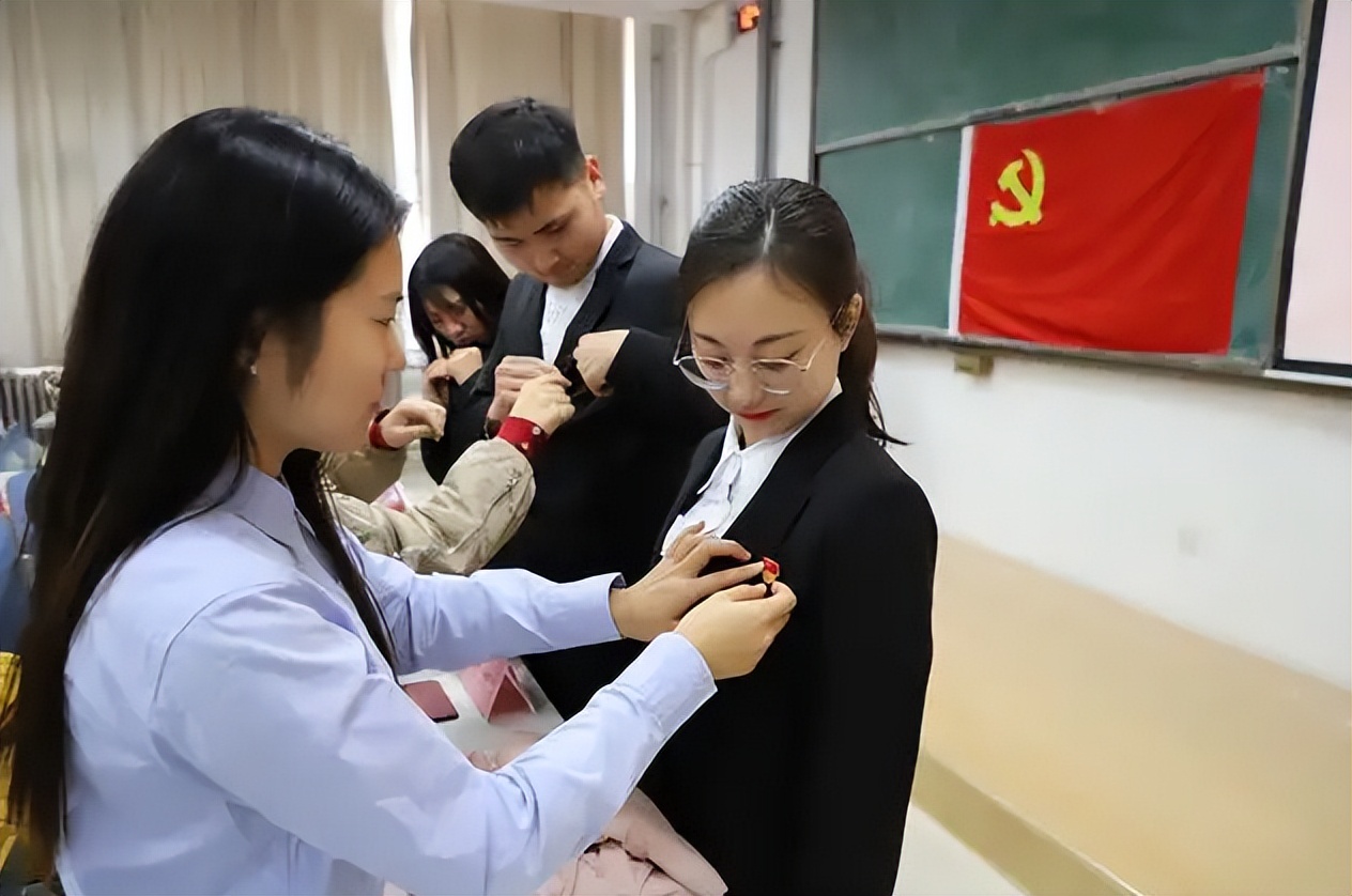 大学辅导员的工资走红，金额是亮点，难怪大学老师竞争大？