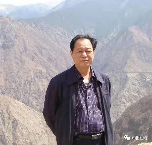 牡丹画家杨晓新其人其画 撰稿：张亚明