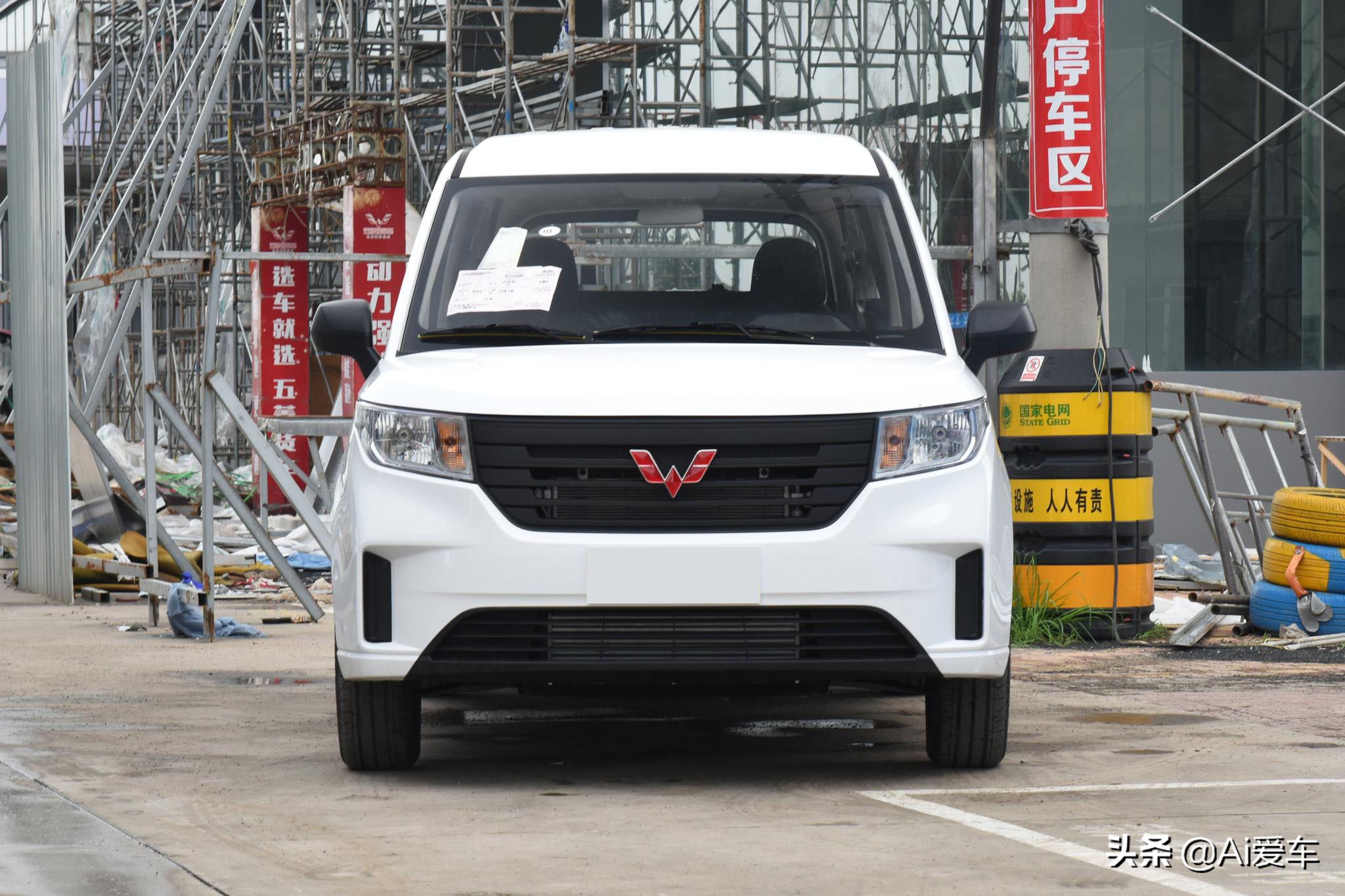 便宜但不掉档次，7/8/9座都有家用大MPV，增压7.6L油耗，五菱征程