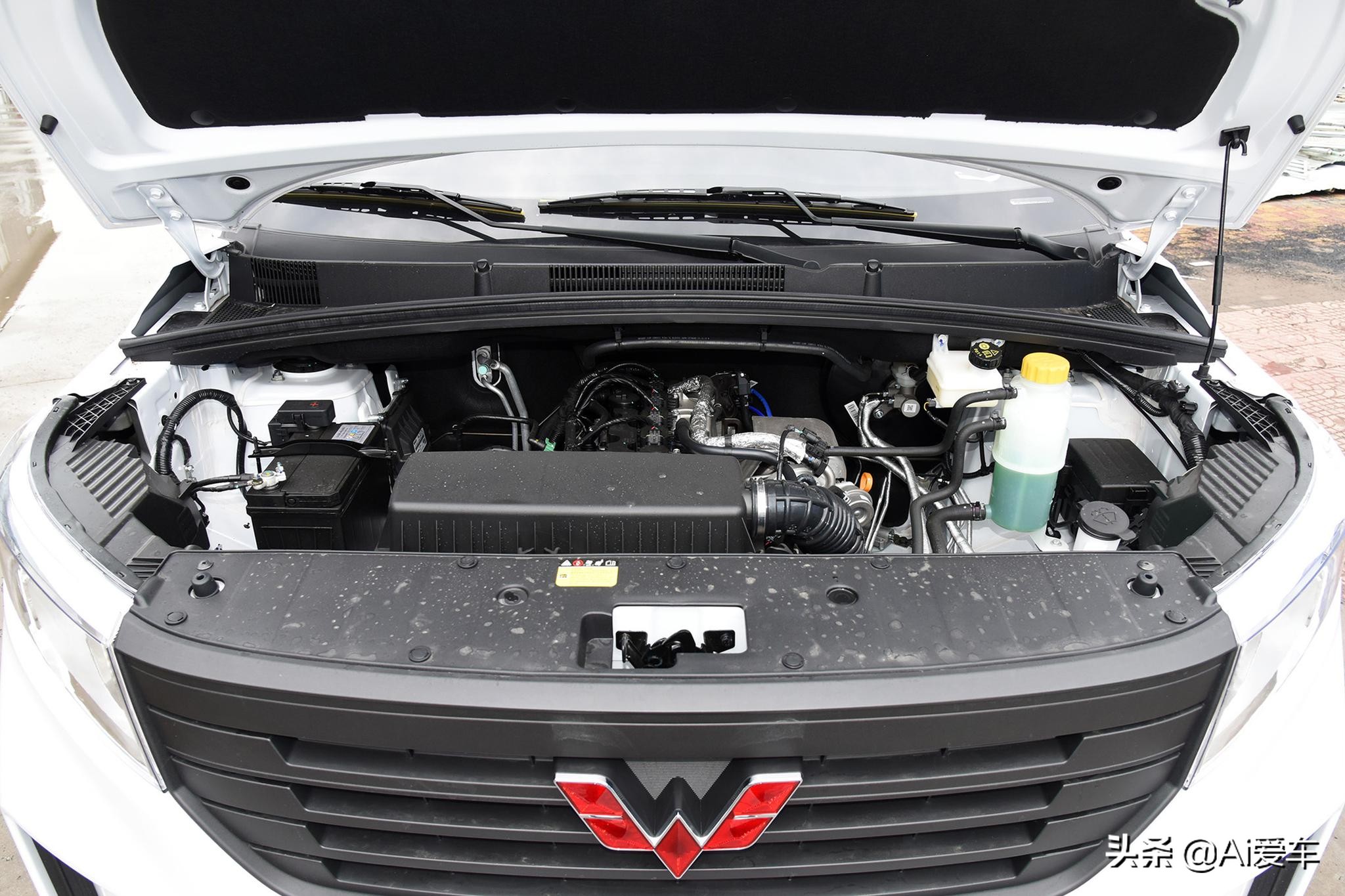 便宜但不掉档次，7/8/9座都有家用大MPV，增压7.6L油耗，五菱征程