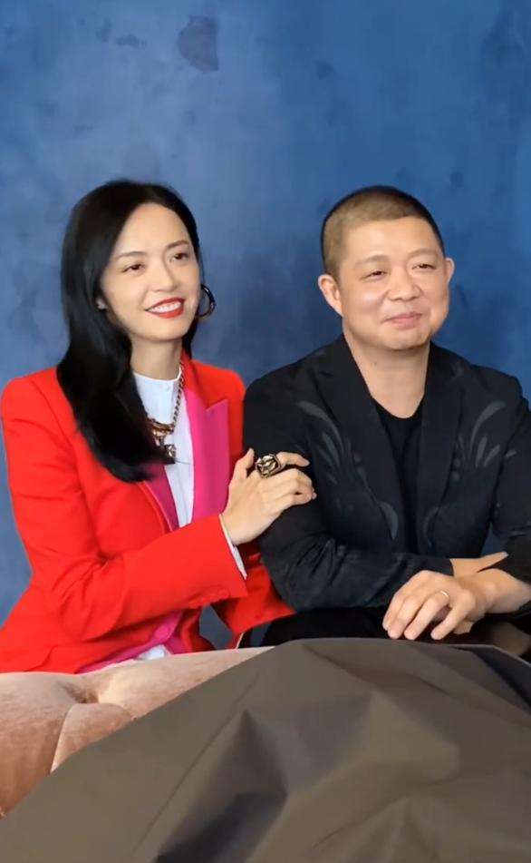 曹郁是一位摄影师,和姚晨因合作《爱出色》相识.