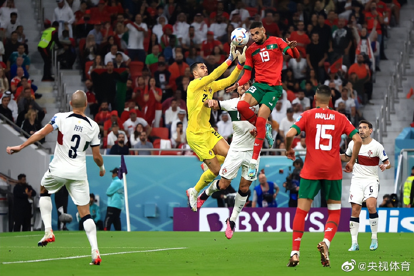 葡萄牙淘汰！摩洛哥晋级4强，葡萄牙队主教练：C罗因替补而不开心，但他为葡萄牙已倾尽所有