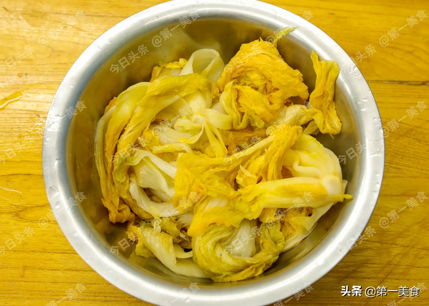 腌酸白菜，放料越多越难吃，只需放1味料，腌出来脆生生的，开胃