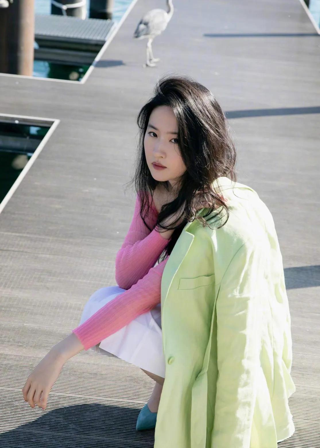 刘亦菲俏皮穿搭—别具一格，清雅脱俗，美到发光