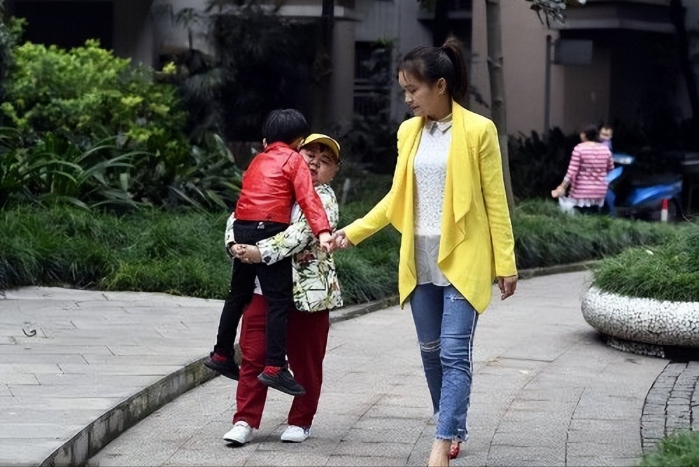 一米二袖珍人娶1米65的女演员，婚后还狂买房车，他有什么本事