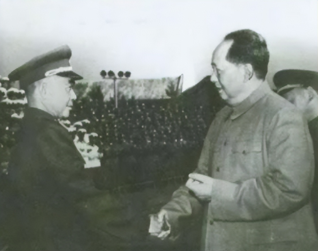 黄鸿升个人资料(1955年授衔，毛主席看到一个熟悉面孔：当年的红小鬼成少将了？)