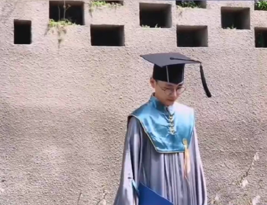 中央美院的“国风学士服”火了，风格唯美而庄严，尽显华夏风姿