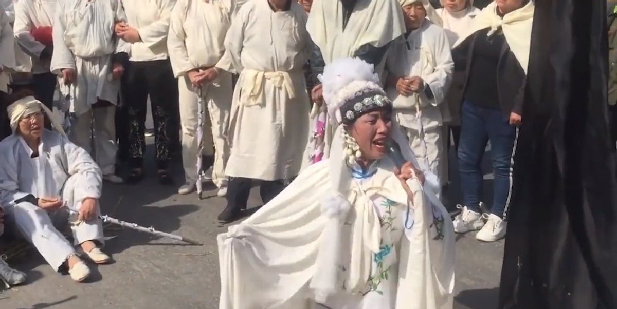 河南5旬女子靠哭丧为生，一场赚700元每年磕头上万次，如今已买楼