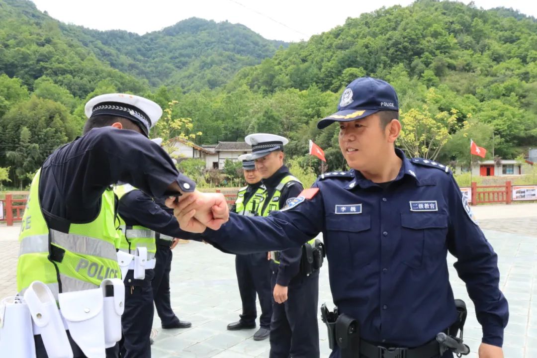 学技能 强本领 保平安——康县公安交警组织开展单警装备使用教学暨执法规范化培训