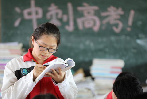 2022年新高考发生变化，有两个科目备受限制，教师也濒临“失业”