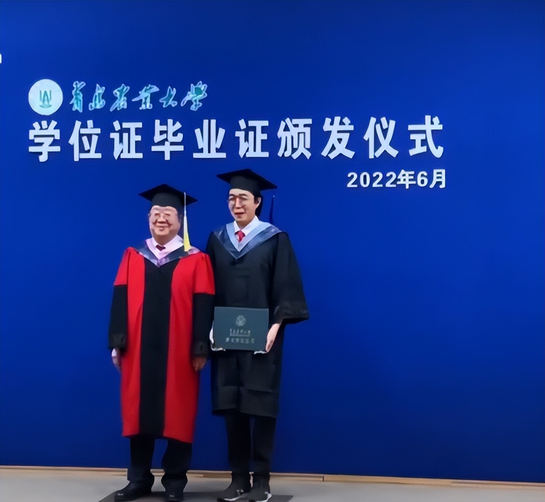 青岛农大拍“毕业合影”，校长微笑配合三小时，既可爱又心疼