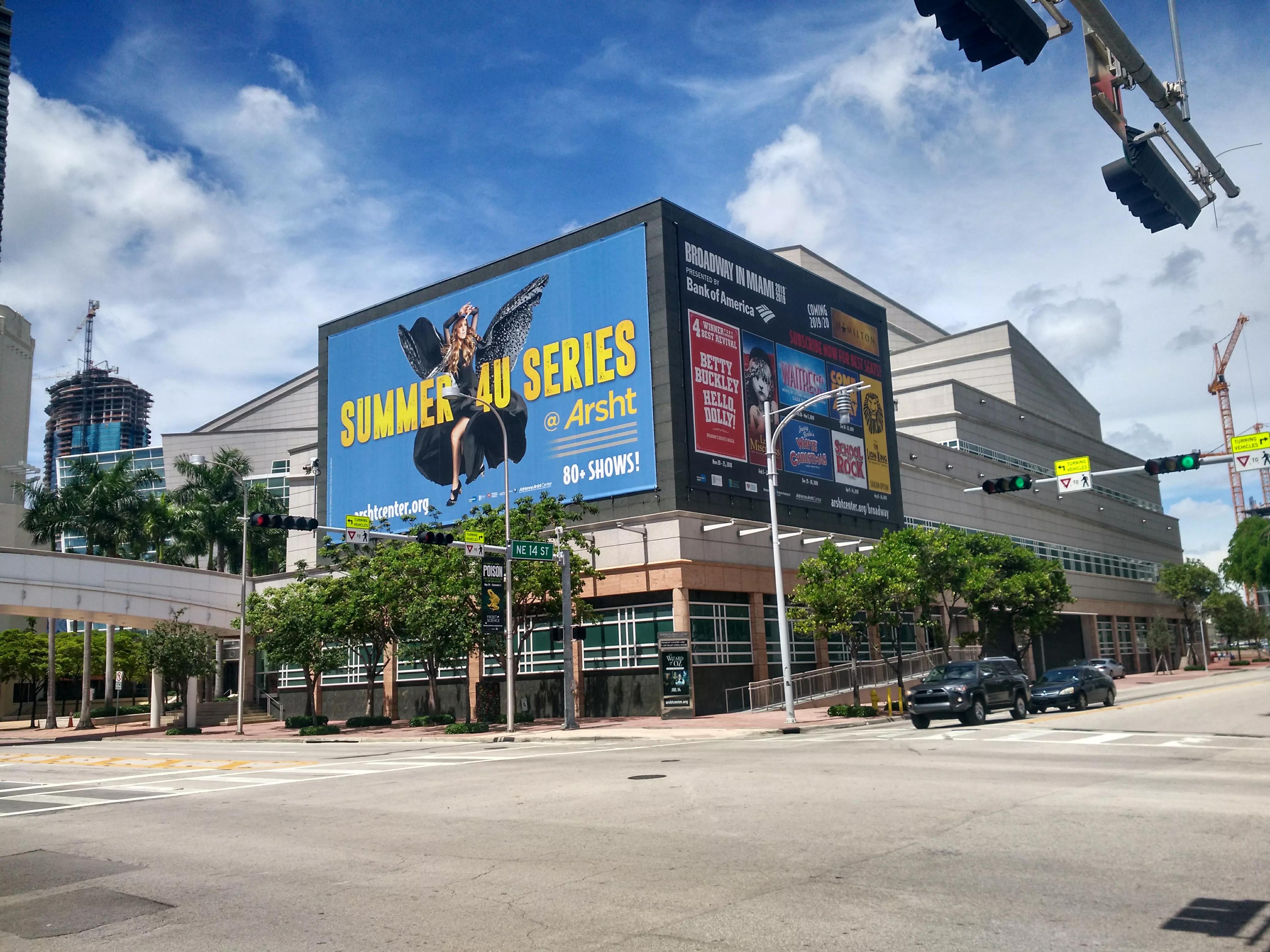 这样的街景只有迈阿密才有.迈阿密市中心第10街的街景,路上行人很少.