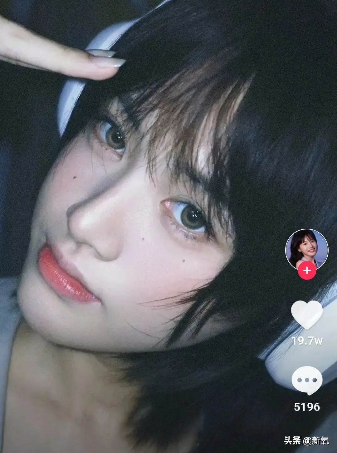 网红圈也出了个淡颜系美女！旧天台随便一拍她就火了？