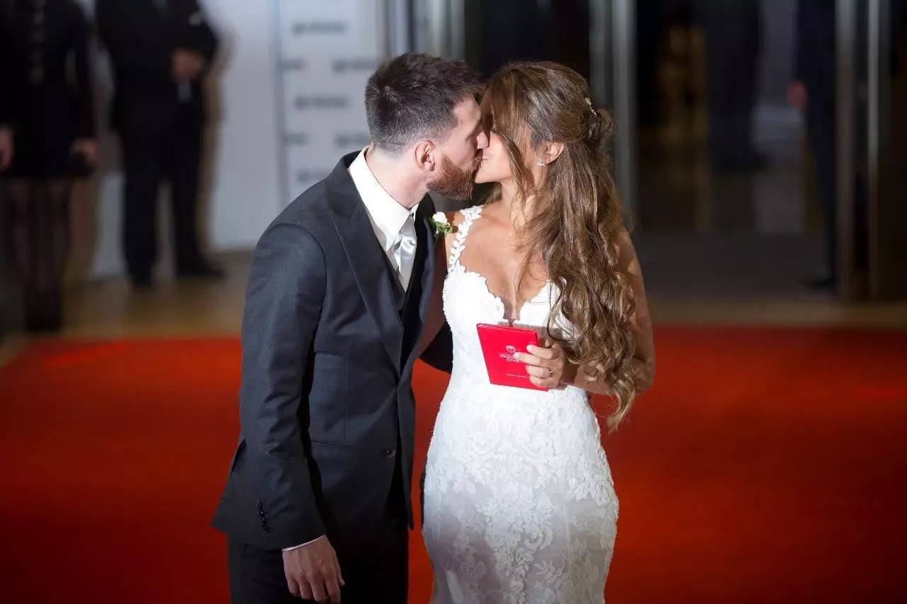 卡卡跟前妻为啥离婚（卡卡：和梅西一样忠于爱情，前妻为事业离去，小13岁嫩模为他续爱）