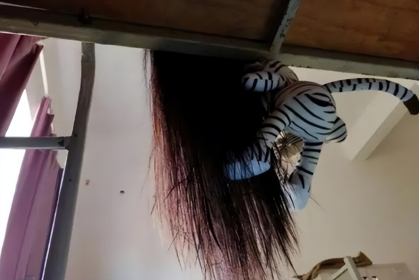 大学生宿舍装修火了，风格不接地气接“地府”，查寝老师表示无语