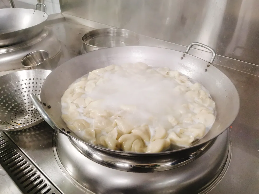 10000+饺子滚滚而来——闻励师生包饺子，话饺子，团团围坐吃饺子