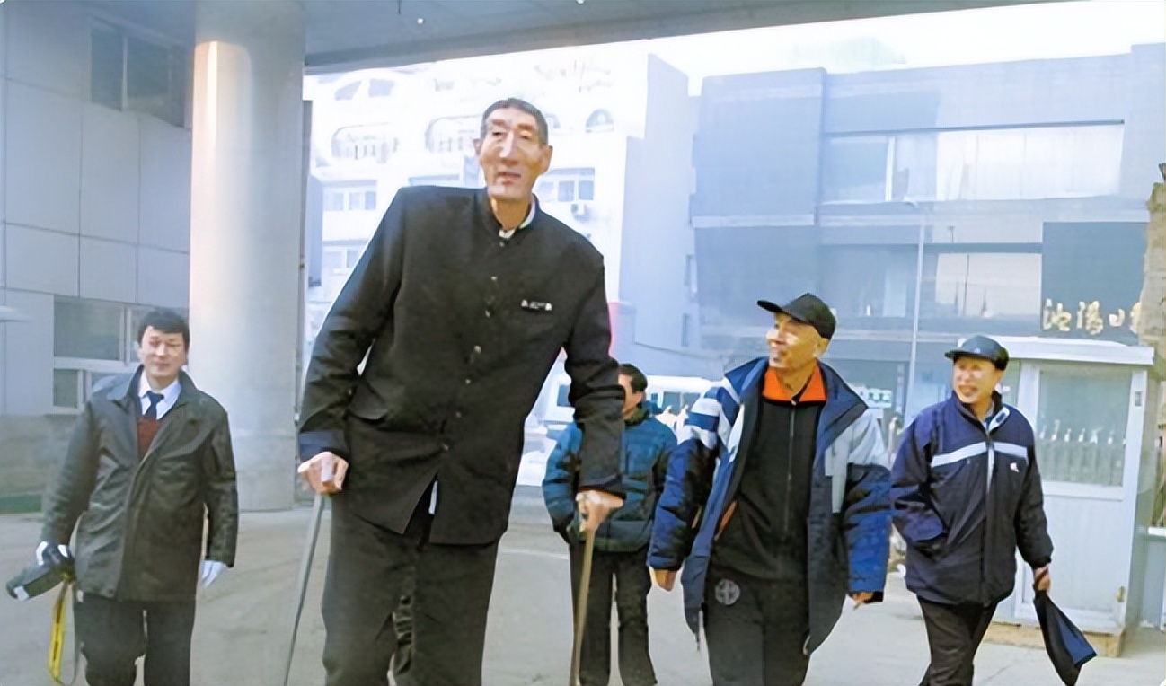 中国第一巨人鲍喜顺,不听医生建议执意生子,如今儿子身高多少?