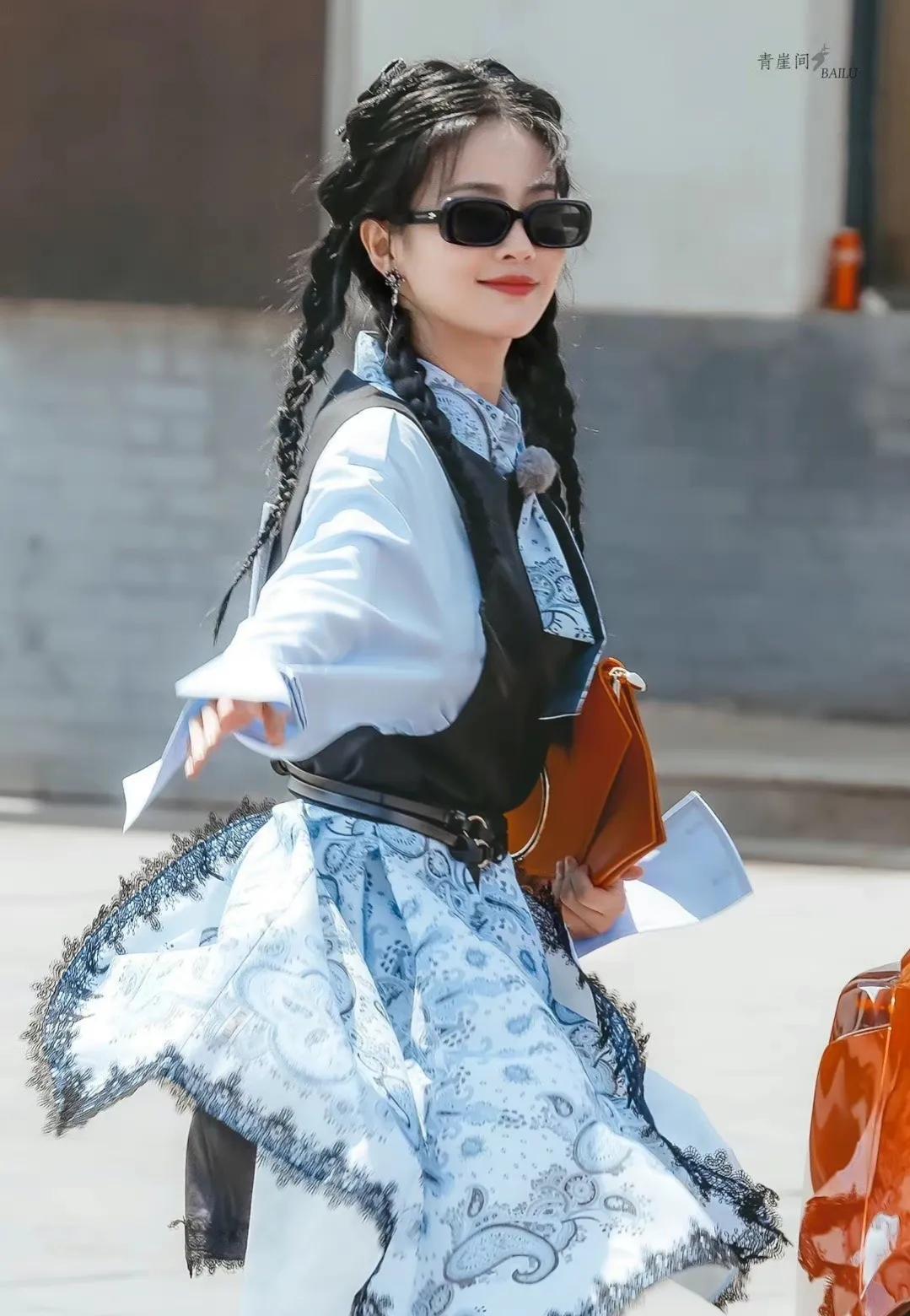 奔跑吧新疆录制，angelababy蔡徐坤，白鹿民族风造型好清新