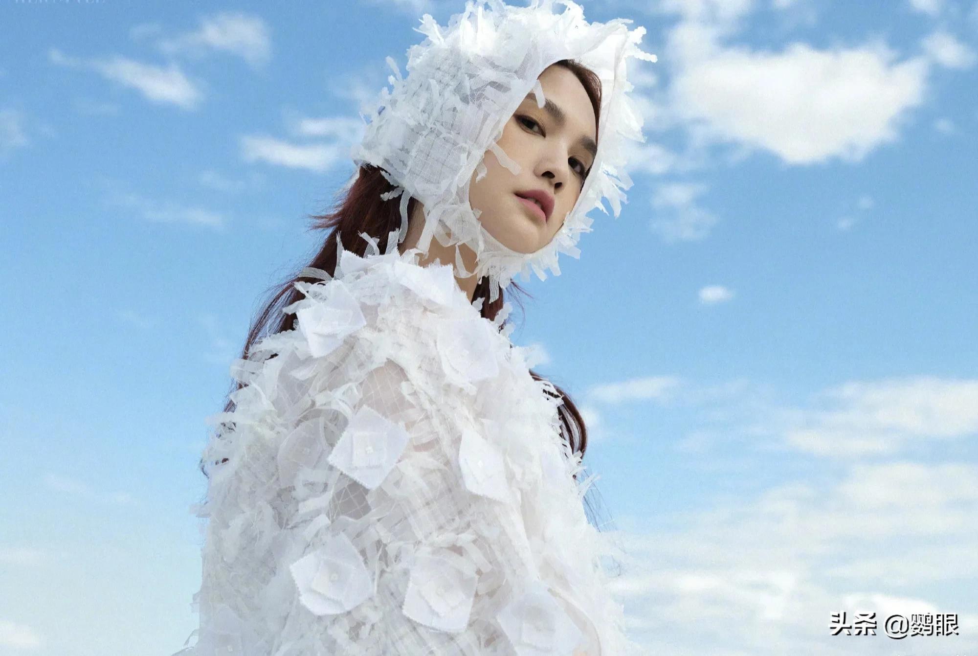 杨丞琳最新瑞丽写真，天空十分美，人更美