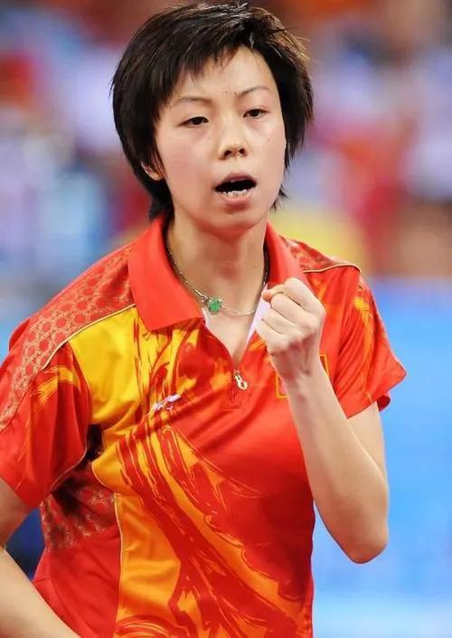 在八运会团体比赛中张怡宁先后击败了乔红,李菊,齐宝华等冠军级名将