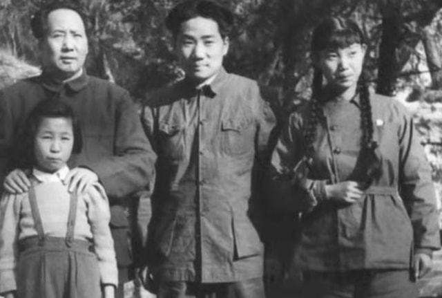 毛主席和刘思齐，八岁见面认干女儿，劝女儿改嫁说：是时候了