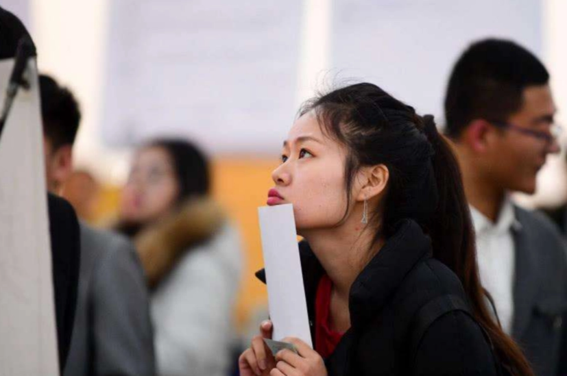 江苏某高校宿舍遭“强征”？学生物品被搬离，网友：学生怎么办