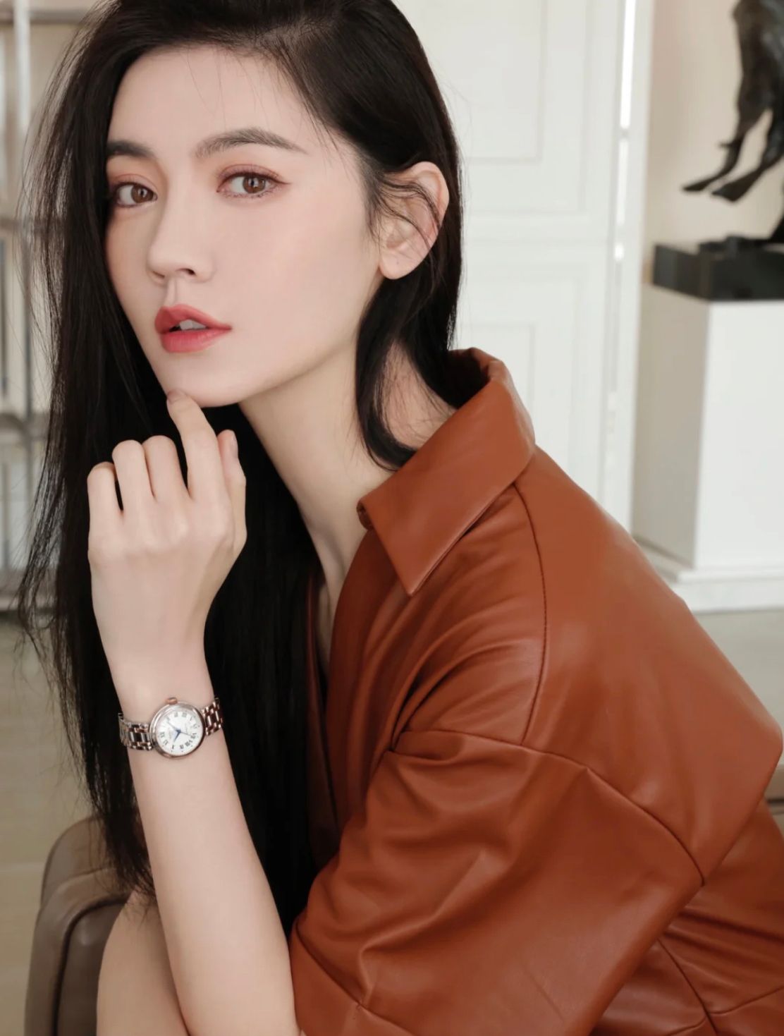 见过世面的女人手腕上不会空着，该戴手表还是手镯，得分清这3点