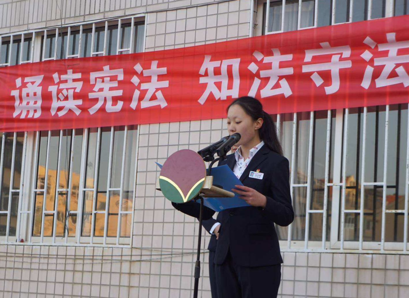 立即解聘！河北一女教师体罚学生，被罚学生跪地哭喊“我不跑了”