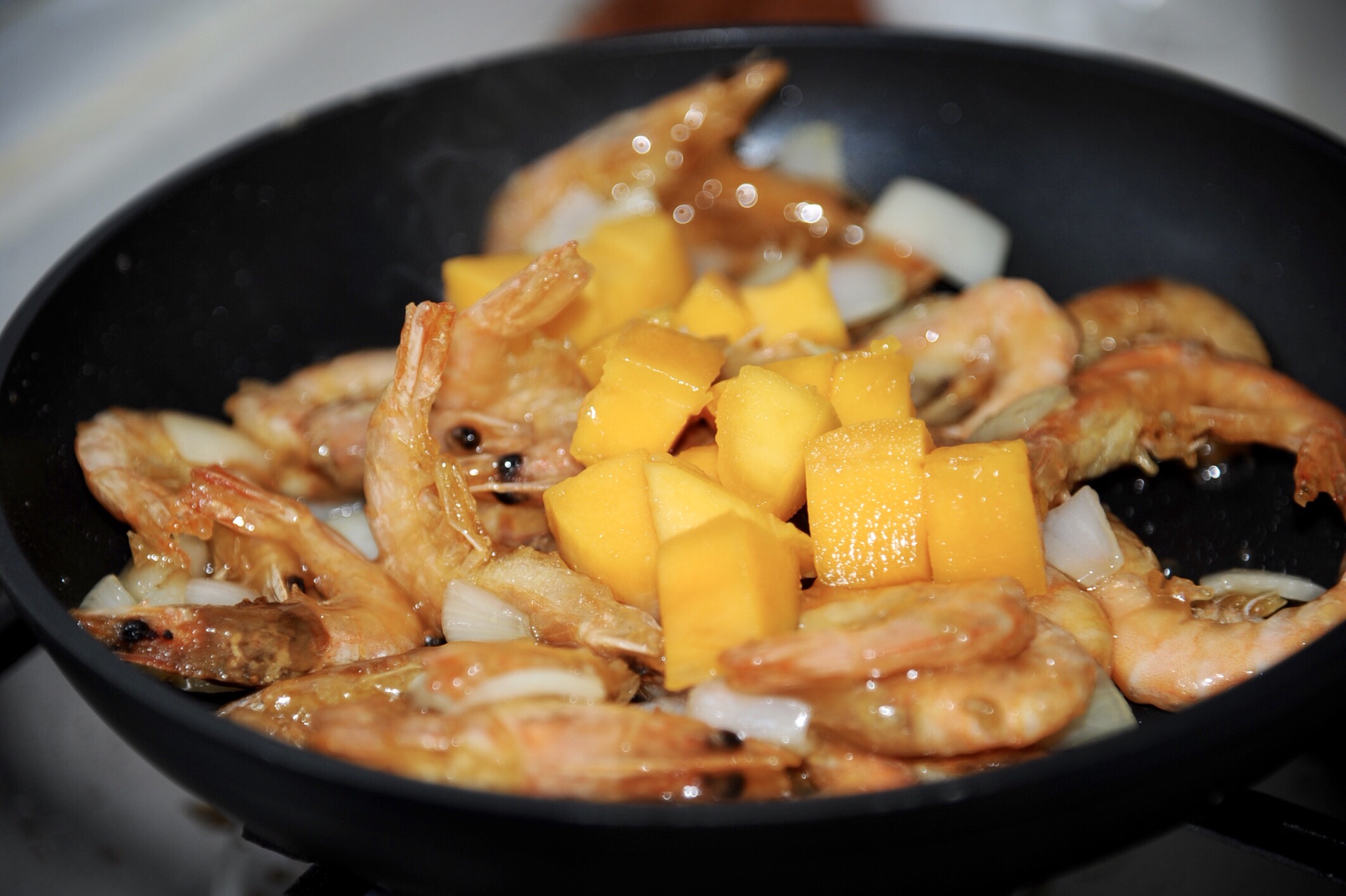 一个芒果一斤虾,教你做美味的芒果虾,颜值高味道好