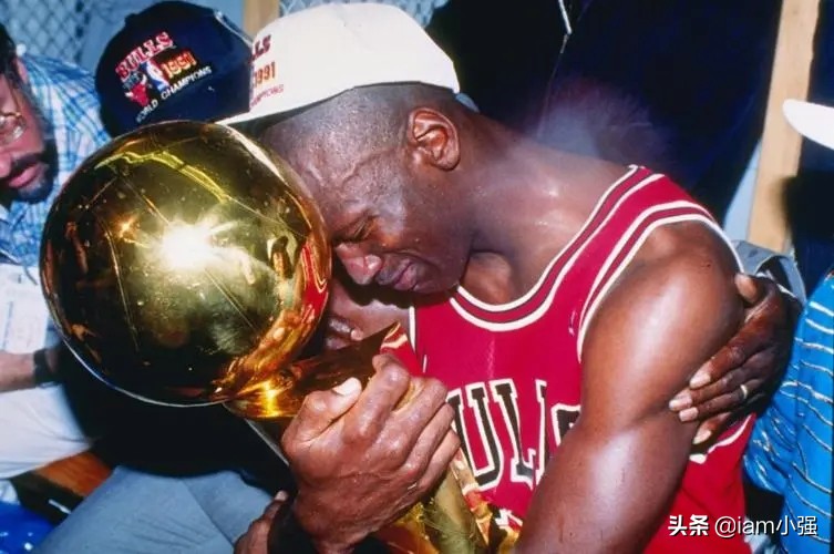 被称为NBA之神的是（迈克尔乔丹，被称为篮球之神的男人，连续两次夺得三连冠）