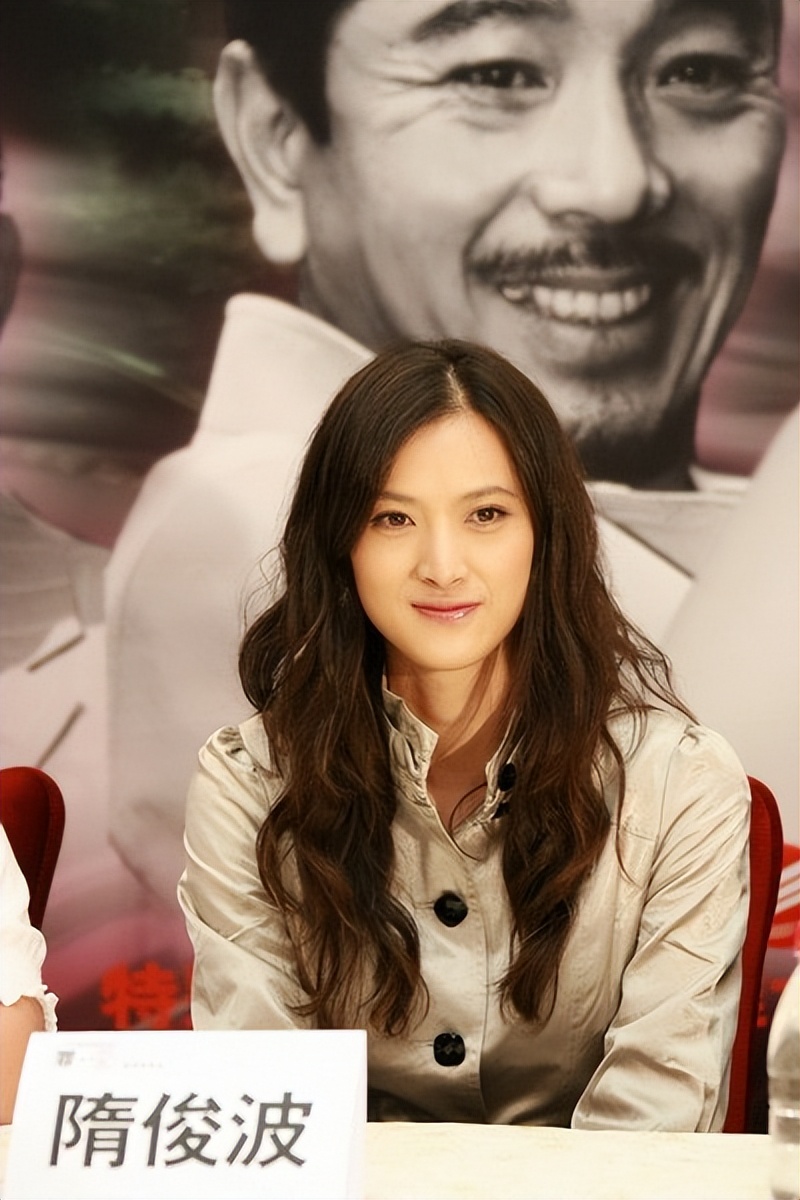 隋俊波:戏红人不红,和靳东分手嫁给导演,有能力后给全家买房