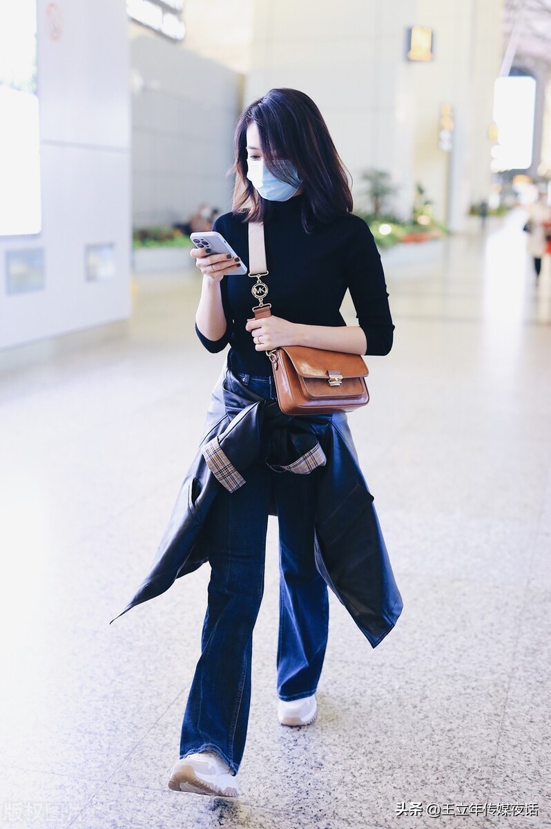 高圆圆广州机场：齐肩长发，气质好，状态佳