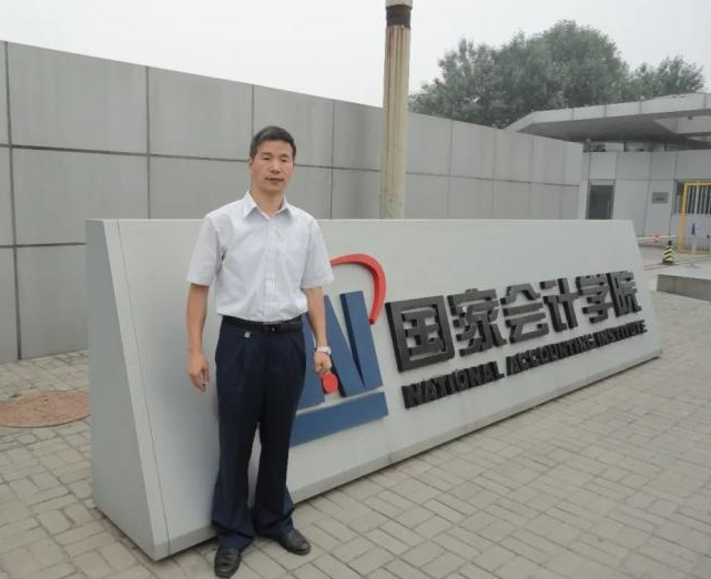 38岁辞职攻读博士，他斩获专业领域三大“最高奖”，如今任职于湖北高校！