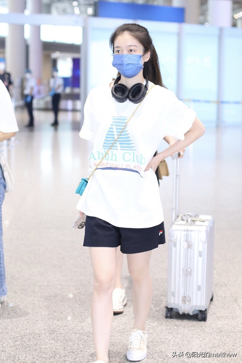 街拍：张雪迎白Tee+运动短裤+小白鞋清纯休闲