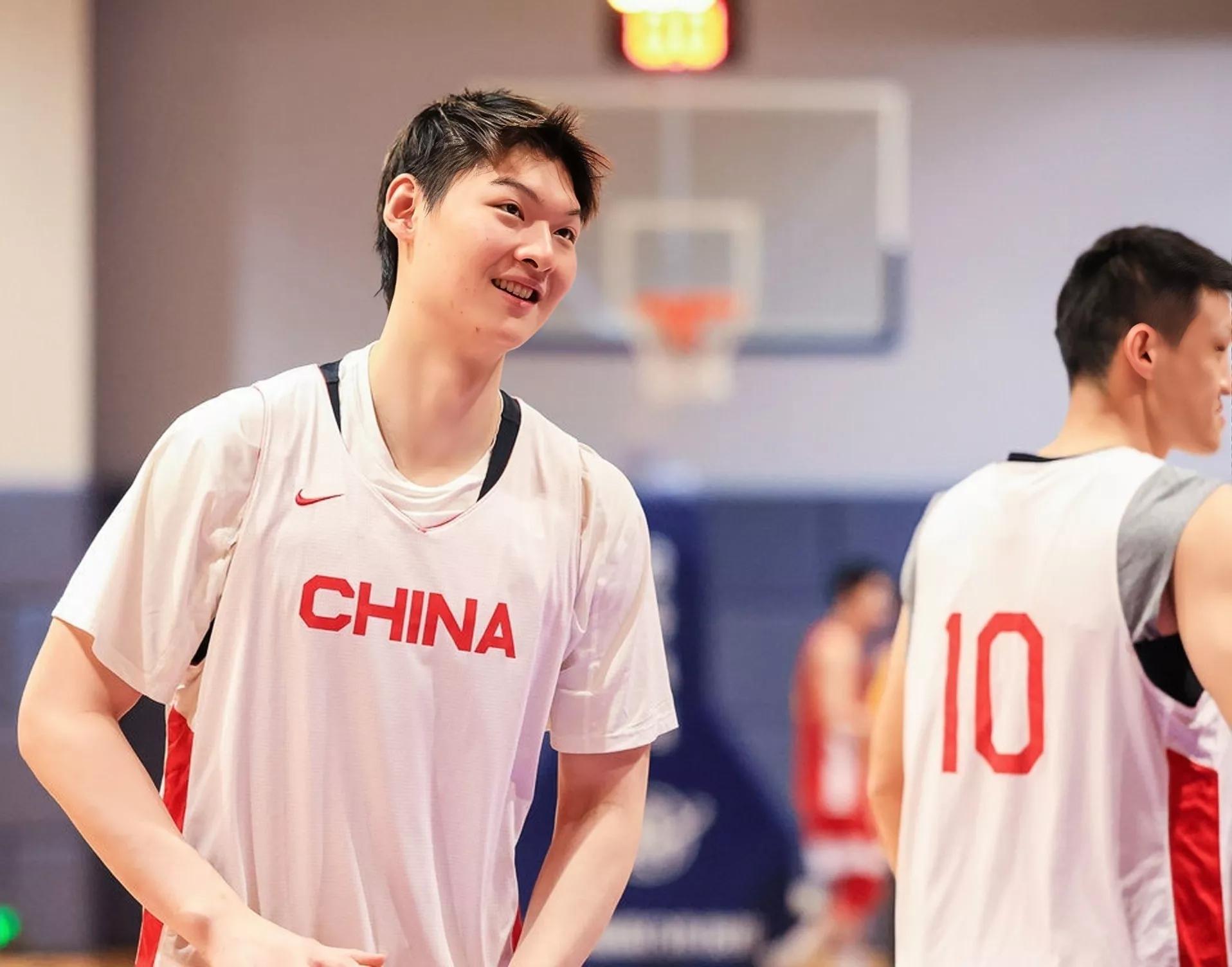 最新消息，中国男篮大胜三外援上海，郭艾伦成票王，新疆一分输球