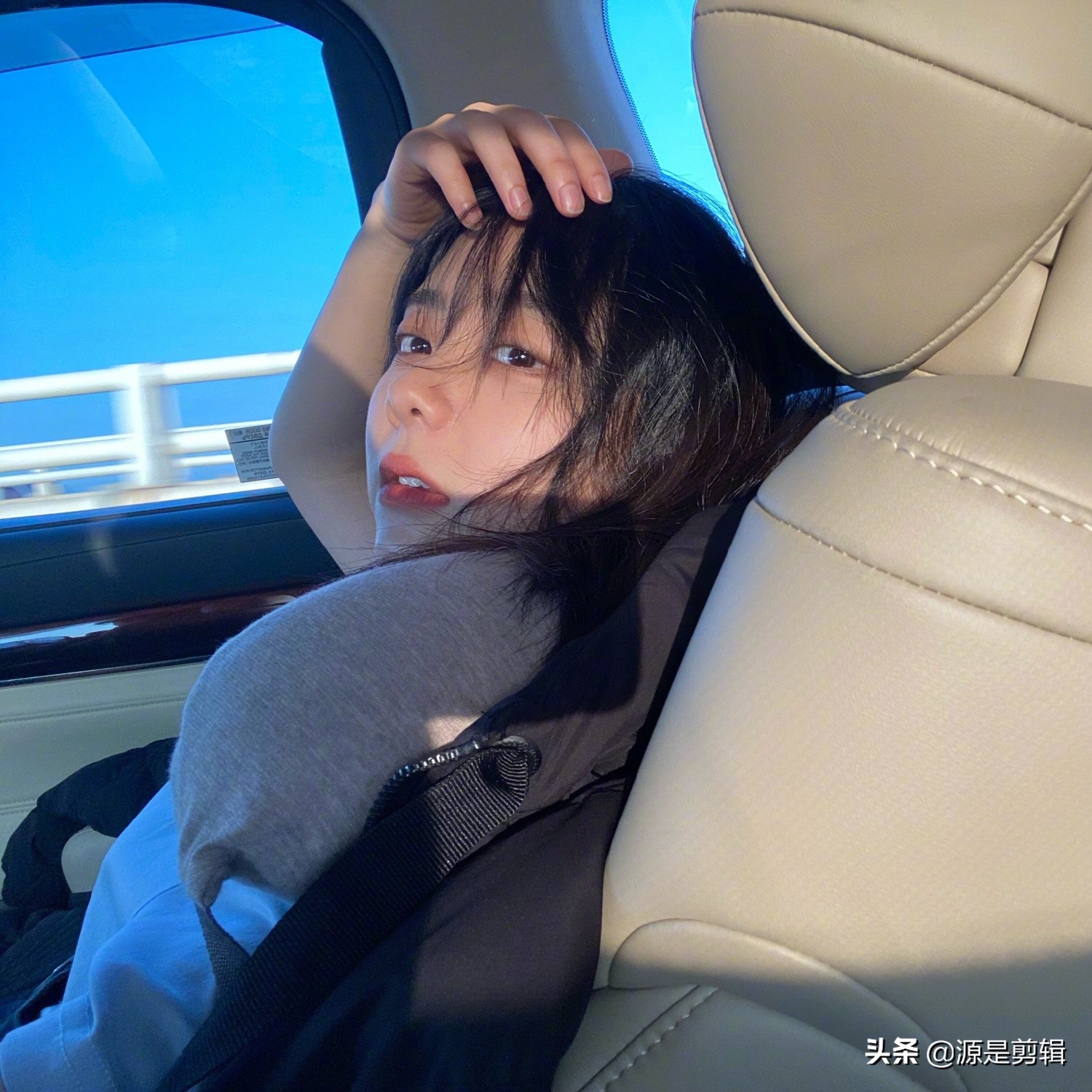 谭松韵在自己豪车上嘟嘟嘴玩自拍美照