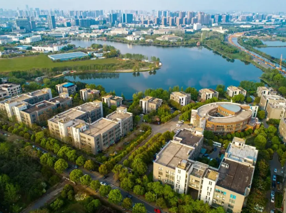 一所大学太“奢华”，校园堪比小县城，几十个食堂还有地铁站