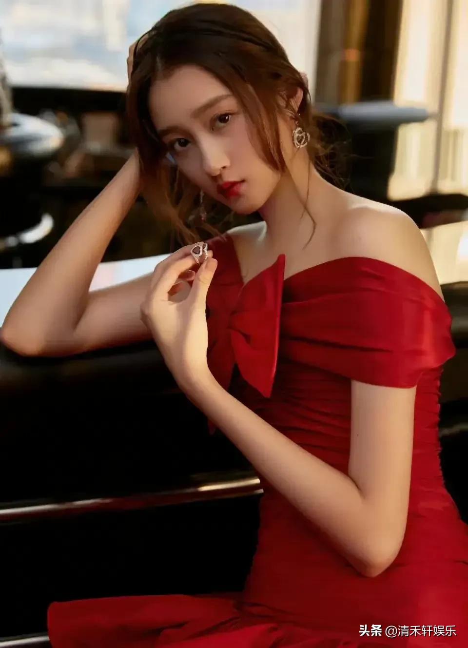 鹿晗正牌女朋友关晓彤，是真好看。鹿晗应该很幸福吧