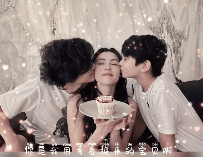 张柏芝陪次子打排球，自夸比他厉害，小Q身姿矫健越来越像哥哥