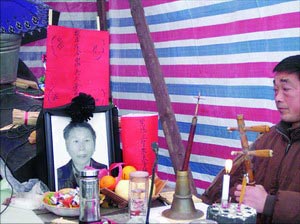 05年春节前，湖南农民工背老乡尸体还乡，遭其家属埋怨：见死不救