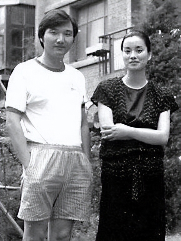 毛阿敏：40岁嫁百亿富商，43岁生二胎，58岁丈夫去世独自养2娃