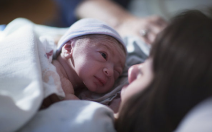为啥新生儿喜欢扎堆晚上出生？并非巧合，3个原因说明生命之奇迹