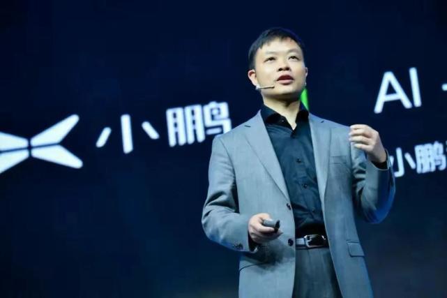 小鹏汽车CEO何小鹏：个人反对汽车里有很多屏幕，没太大价值