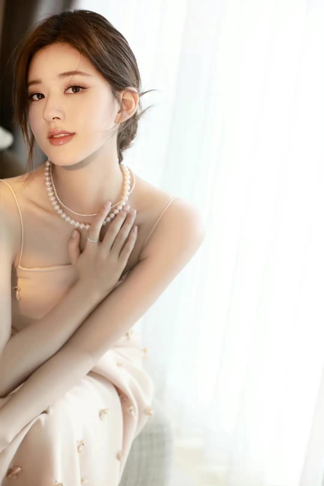 赵露思珍珠吊带长裙