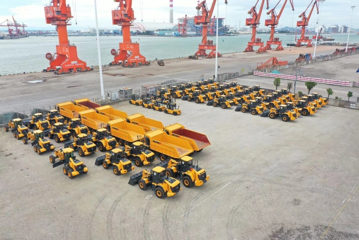 钦州港区首批工程车辆整车出口至RCEP国家