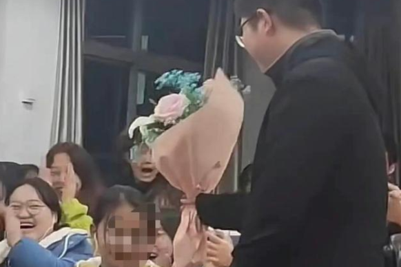 男同学当众表白，未经同意就“亲吻”女生，旁观者看不下去了