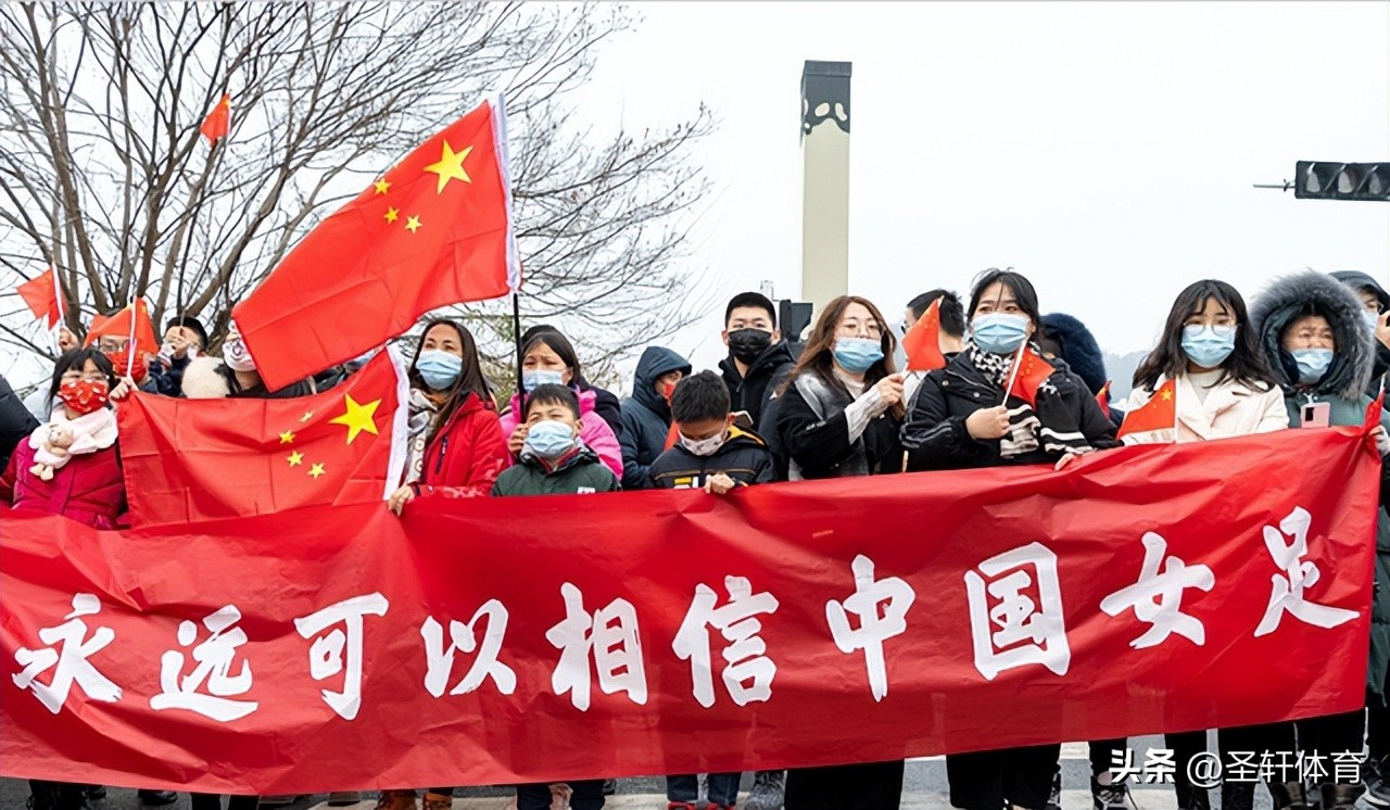 尼日利亚女足(伟大2-1！世界冠军创历史，女足薪资=男足薪资，中国女足怎么看？)