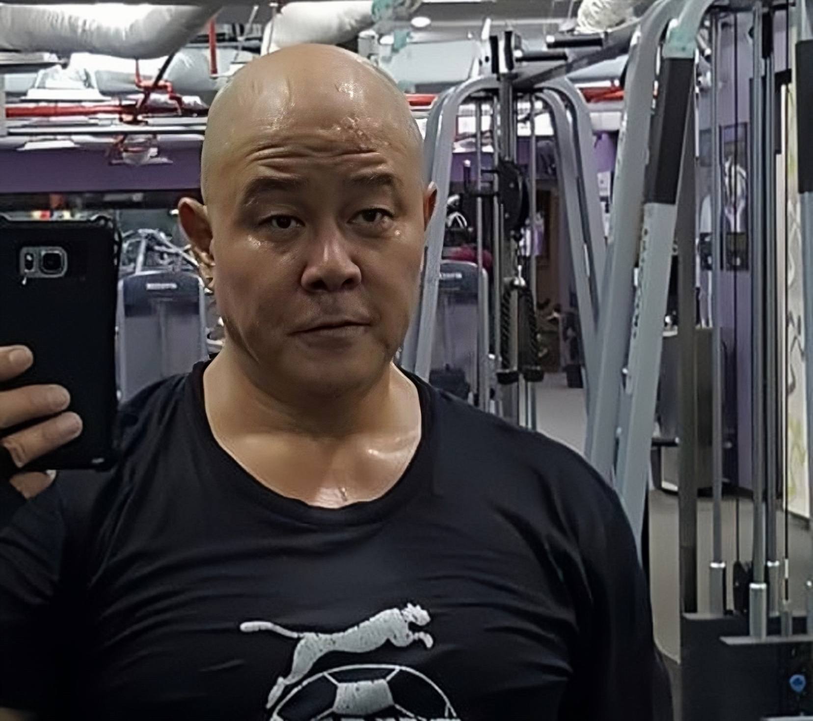 虽然已经16年没有出现在荧幕之上,但是他身上的肌肉依旧相当健硕,"