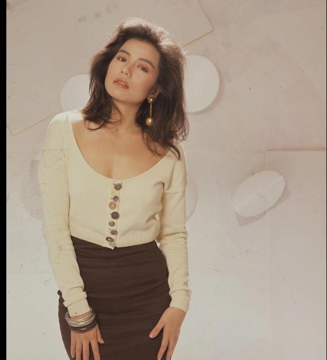 1991年钟楚红退出电影圈并与朱家鼎结婚,婚后的她安心过起了少奶奶的